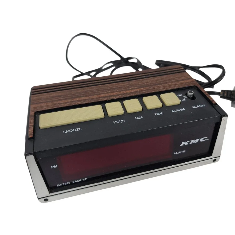 Vintage KMC 800A Retro Wood Grain AM FM Digital Alarm Clock Battery Back Up